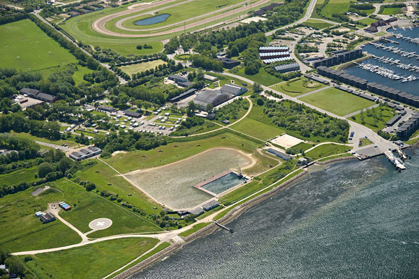 Aalborg Friluftsbad og vinterbadeklubben Isbjørnens klubhus samt helikopterlandingspladsen på Ralvej, hvor Lægehelikopteren og Flyvevåbnets redningshelikopter lander.