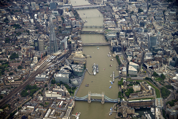 Themsen med ikoniske byggerier som; The Tower of London, Tower Bridge, The Shard, 20 Fenchurch Street, City Hall, London. 